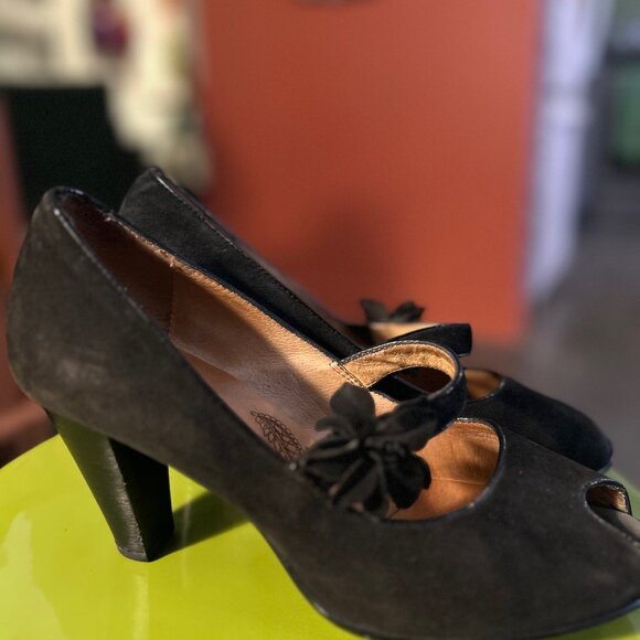 Perfect for Christmas!!! Gorgeous Sofft suede open toe heels - Picture 4 of 5